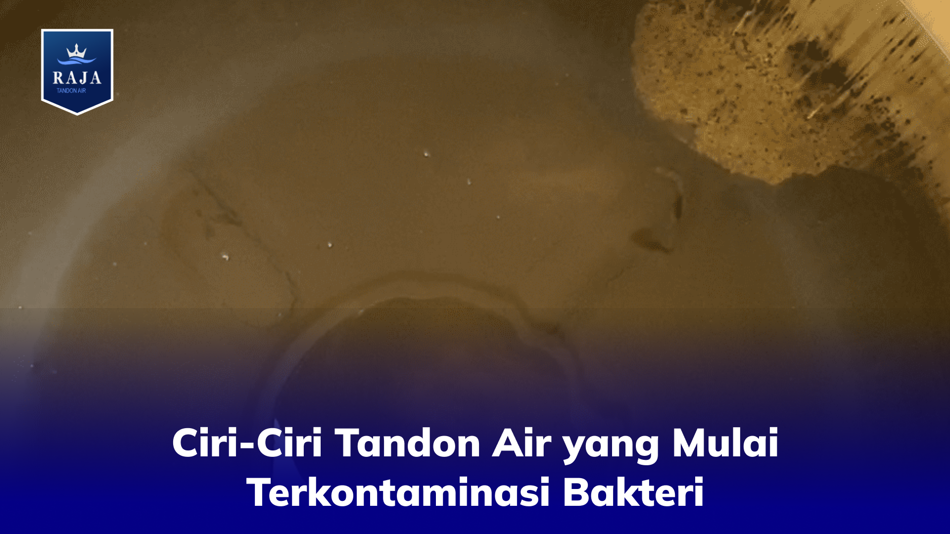 Ciri-Ciri Tandon Air yang Mulai Terkontaminasi Bakteri
Tandon air berfungsi menyimpan cadangan air untuk kebutuhan sehari-hari. Namun, jika tidak dirawat dengan baik, air di dalam tandon bisa menjadi tempat berkembangnya bakteri. Kondisi ini tentu dapat memengaruhi kualitas air dan kesehatan penghuni rumah.
Berikut beberapa ciri tandon air yang mulai terkontaminasi bakteri yang perlu Anda waspadai.
1. Air Mengeluarkan Bau Tidak Sedap
Salah satu tanda paling umum adalah munculnya bau aneh pada air, seperti bau amis, lumpur, atau bau seperti telur busuk. Bau ini biasanya muncul akibat pertumbuhan bakteri dan penumpukan kotoran di dalam tandon.
2. Warna Air Berubah
Air bersih seharusnya jernih. Jika air terlihat keruh, kekuningan, atau kehijauan, bisa jadi terdapat lumut, bakteri, atau endapan yang berkembang di dalam tandon.
3. Muncul Lumut di Dalam Tandon
Tandon yang terkena sinar matahari langsung lebih mudah ditumbuhi lumut. Lumut dapat menjadi tempat berkembangnya bakteri dan membuat kualitas air menurun.
4. Ada Endapan atau Kotoran
Periksa bagian dasar tandon secara berkala. Jika terdapat lumpur, pasir, atau lendir berlebihan, hal tersebut bisa menjadi tanda air sudah tercemar dan perlu segera dibersihkan.
5. Air Terasa Licin atau Berubah Rasa
Air yang terkontaminasi bakteri terkadang terasa licin saat digunakan atau memiliki rasa yang berbeda dari biasanya. Ini menandakan adanya perubahan kualitas air.
6. Pengguna Sering Mengalami Gangguan Kulit atau Pencernaan
Jika anggota keluarga mulai sering mengalami gatal-gatal, iritasi kulit, atau gangguan pencernaan setelah menggunakan air, kemungkinan kualitas air di tandon sudah tidak higienis.